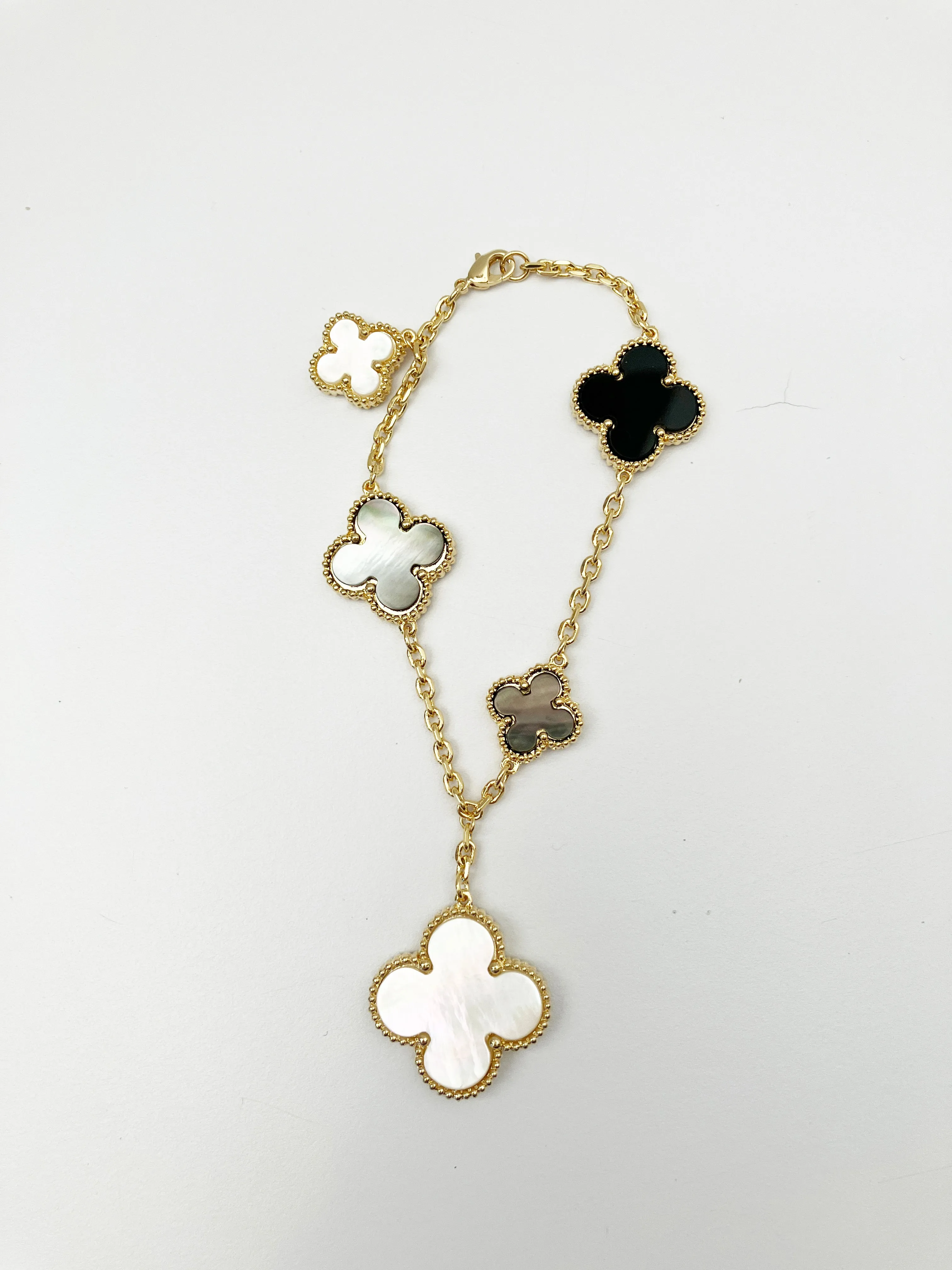 Mixed Mother of Pearl and Onyx Quatrefoil Motif Charm Bracelet in Gold